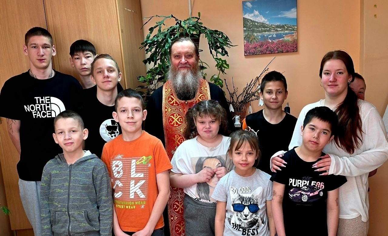НАСТОЯТЕЛЬ ДИМИТРИЕВСКОГО ХРАМА ПОЗДРАВИЛ ВОСПИТАННИКОВ ЦЕНТРА ПОМОЩИ ДЕТЯМ С ПАСХОЙ